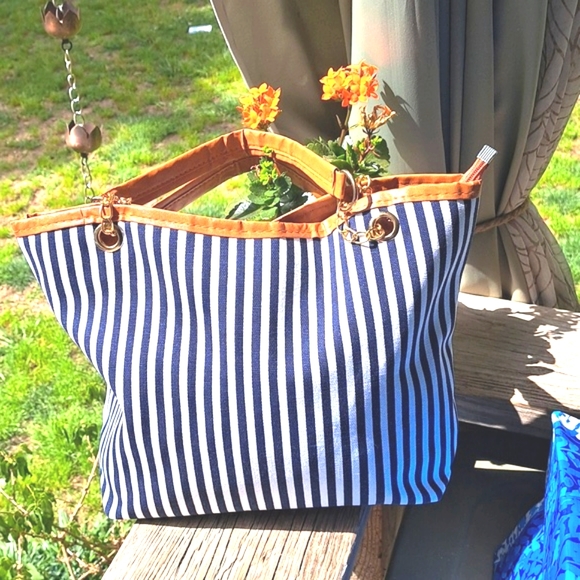 NEW Beach Bag or Shoulder Bag. Screams ☀️ Summer - Picture 2 of 7